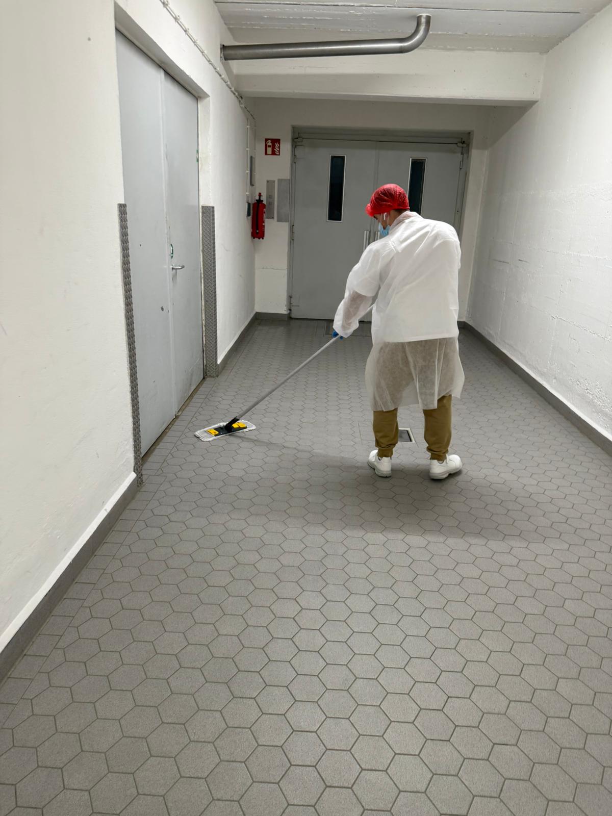 Team bei der Büroreinigung